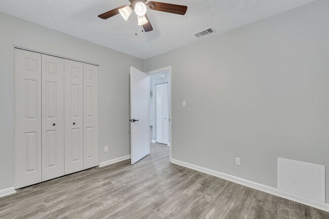 Building Photo - High End Finishes in a Quiet Residential N...