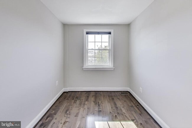 Building Photo - 317 Todd Pl NE