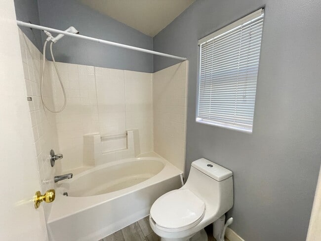Building Photo - Cute 2 bed 2 bath townhouse with 1 car garage and washer and dryer in unit