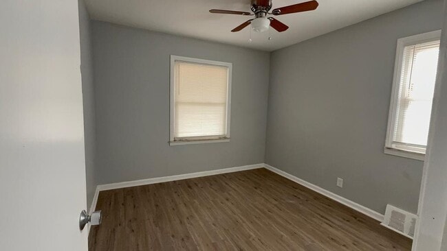 Building Photo - 1410 Bradley Ave