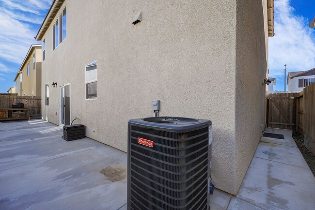 Building Photo - Beautiful 2 story Home for rent in Visalia...