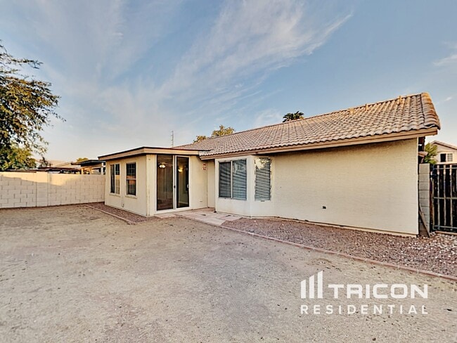 Building Photo - 423 E Laredo St