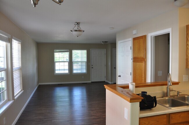 Building Photo - Stunning Town home in Mid Town!