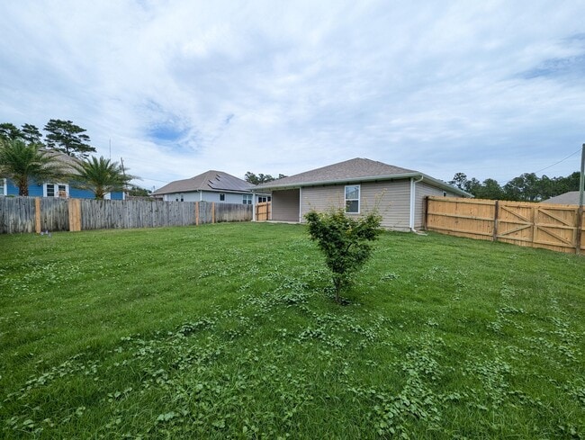 Building Photo - 1651 Ponderosa Dr