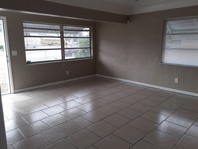 Building Photo - Three Bedroom One Bathroom House near Gulfport area.