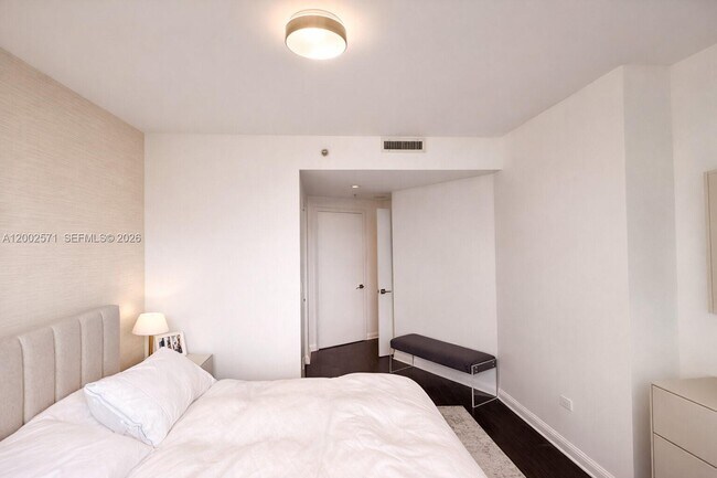 Building Photo - 848 Brickell Key Dr