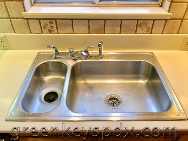 Building Photo - 3-Bedroom Unit on one level with a 1-car garage! Rent includes water-sewer and garbage!