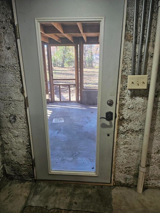 Building Photo - 619 S Kentwood Ave