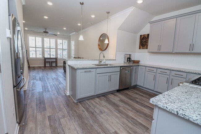 Building Photo - Stunning 3 Bed 2.5 Bath, Newer Condo-Style...