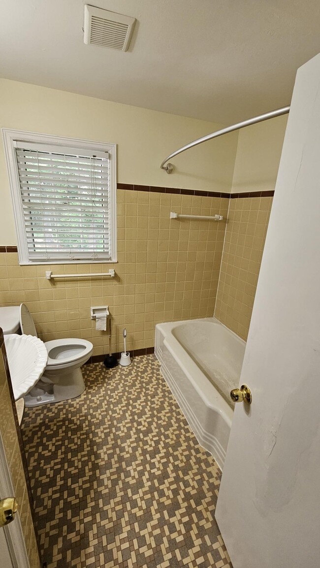 Building Photo - 1100 Willivee Dr