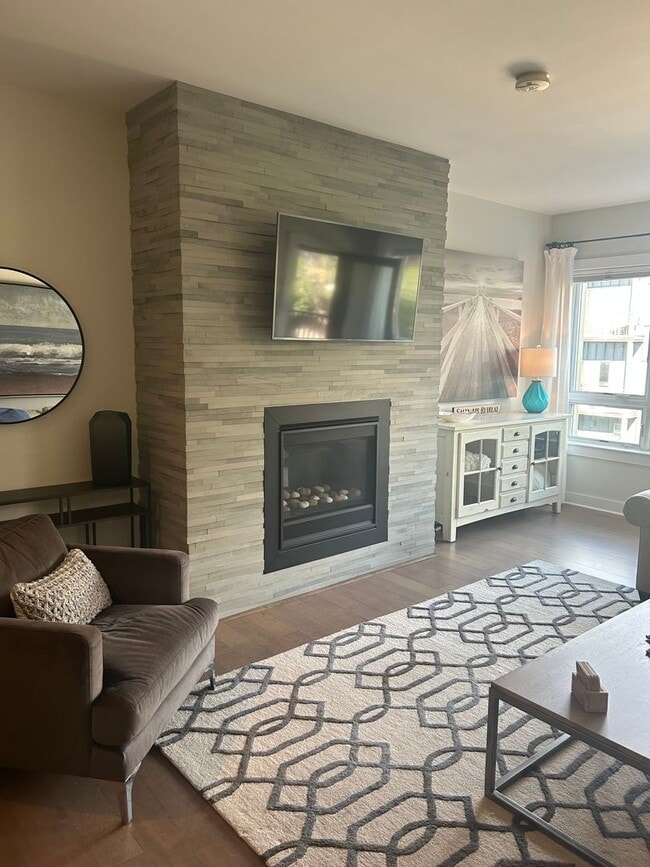 Building Photo - Gorgeous Fully Furnished 2BR/1BA Condo Ava...