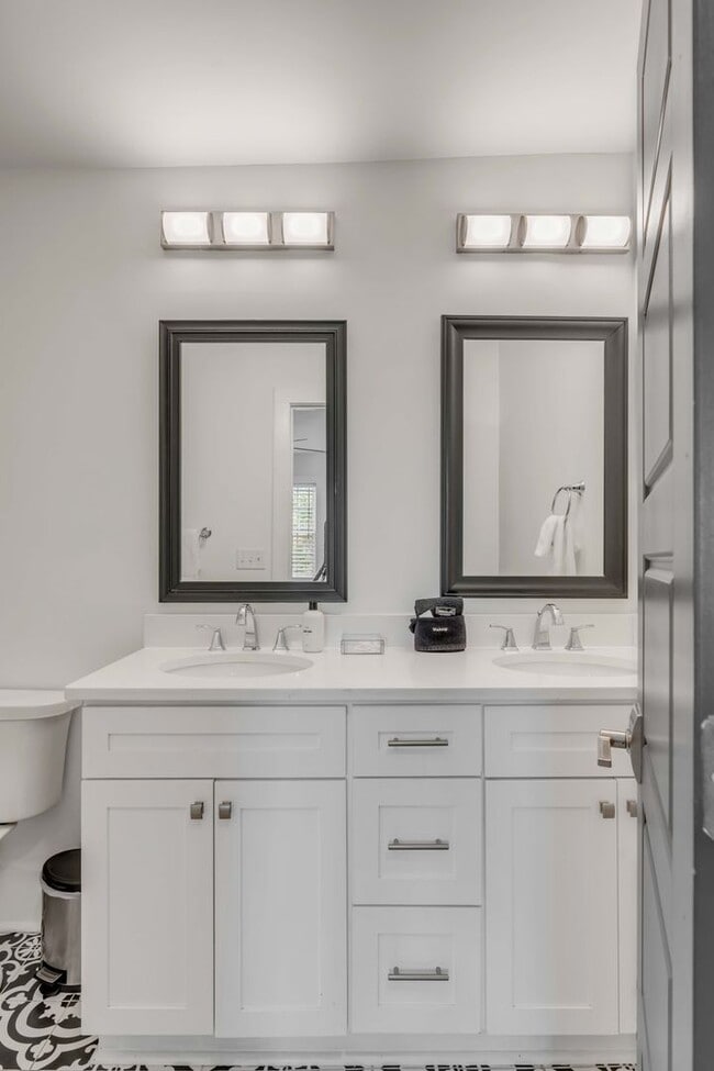 Building Photo - Fully Furnished Downtown Rental
