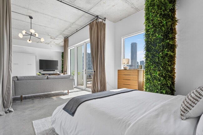 Building Photo - 10 SW South River Dr