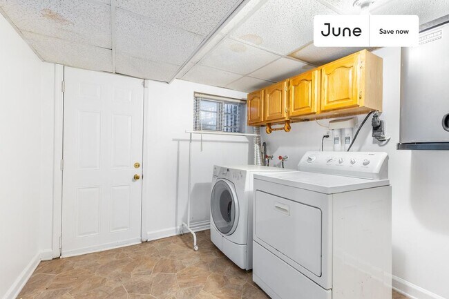 Building Photo - 616 Orleans Pl NE