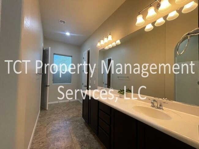 Building Photo - Stunning Home in Gated Community