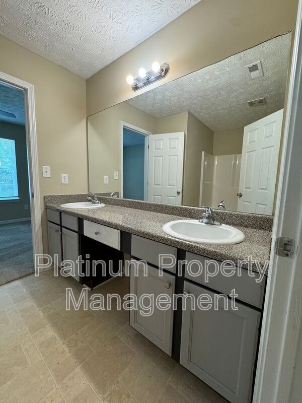 Building Photo - 525 Dot Dr