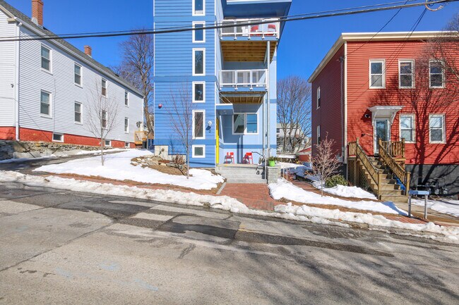 Building Photo - 5 Briggs St