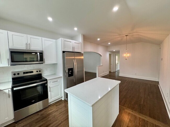 Building Photo - Renovated 3 Bedroom/2 Bath Home
