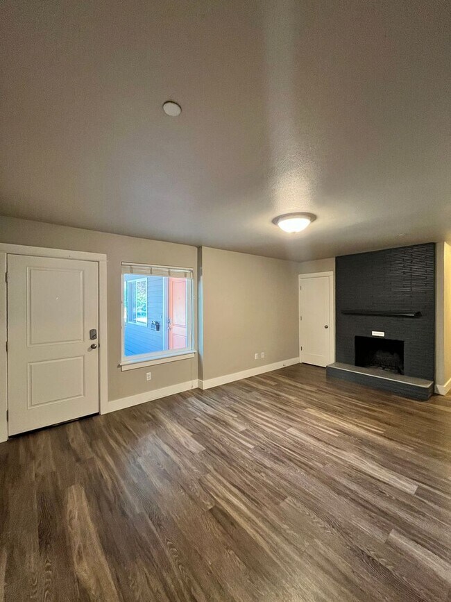 Building Photo - Large 3 Bedroom 2 Bathroom! In-Unit Washer...