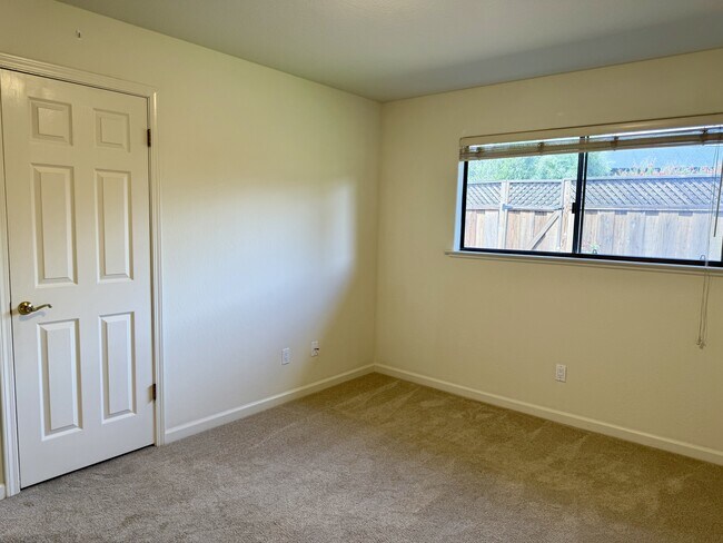 Building Photo - 213 Vía Lantana