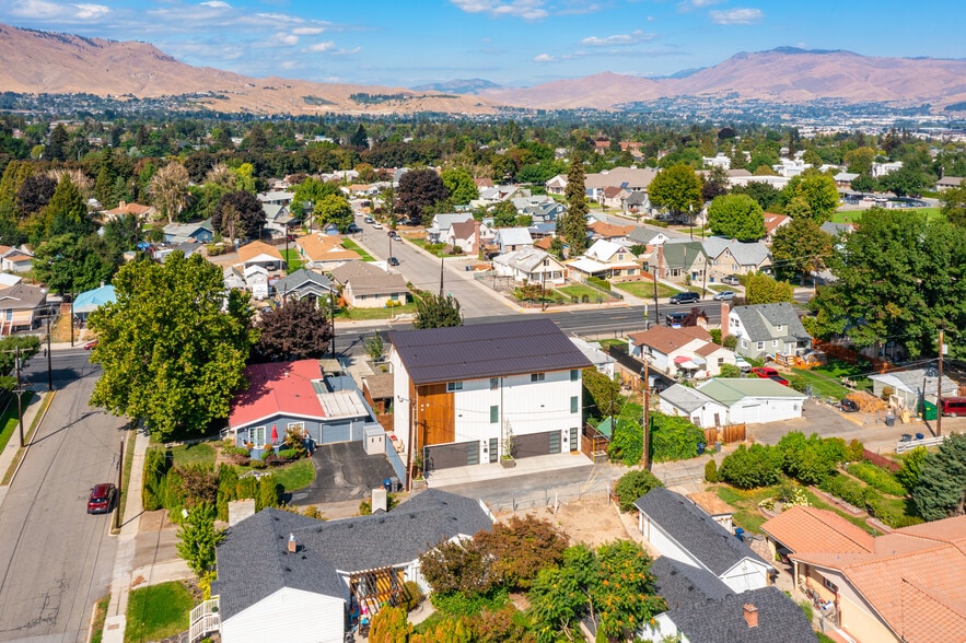 Ariel Exterior Garage Entrance - 823 Orondo Ave