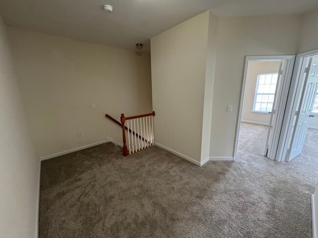 Building Photo - 3 Bed END UNIT! AVAILABLE NOW!