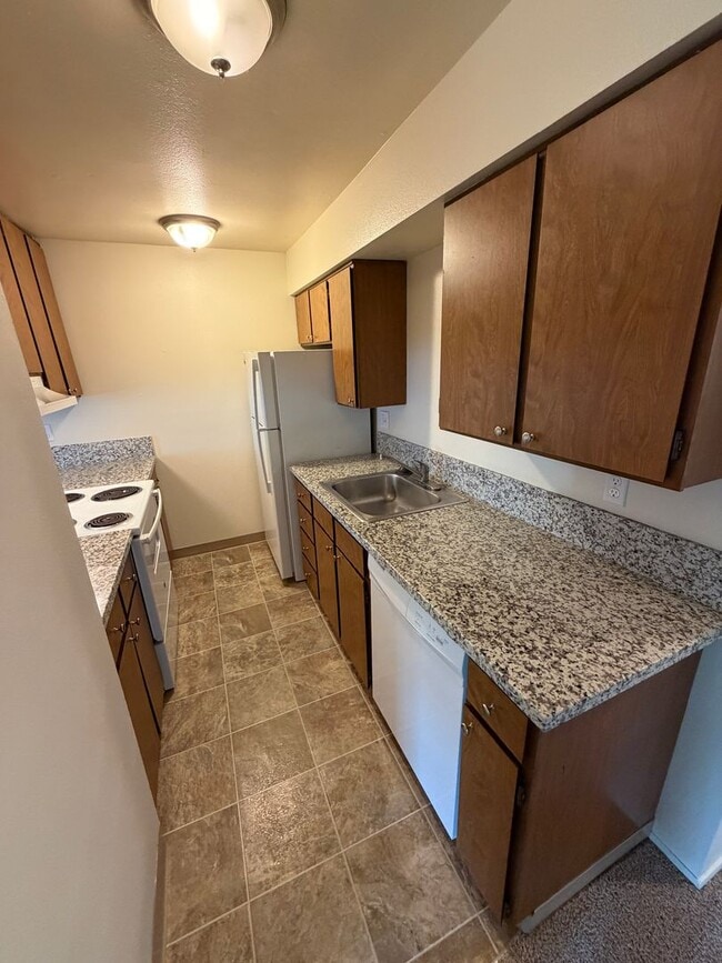 Building Photo - (858) Fox Fire - 2 Bedroom / 1 Bathroom