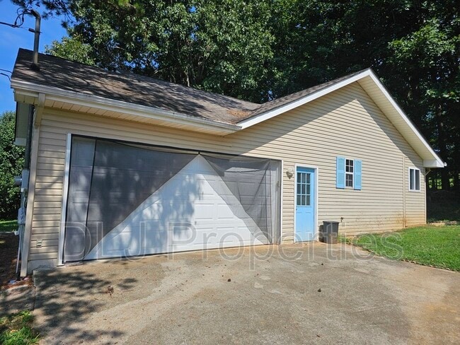 Building Photo - 546 Betty Lou Dr