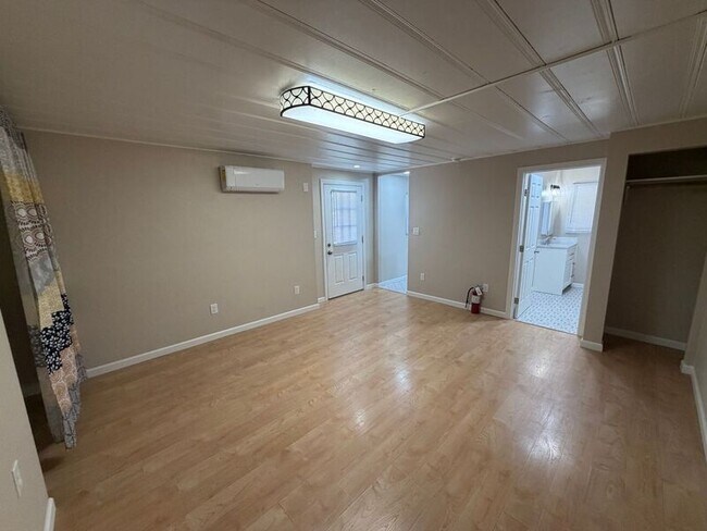 Building Photo - 338 S Melrose Dr