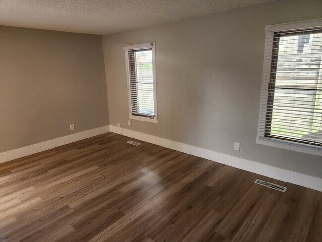 Building Photo - 604 Broad St