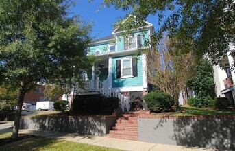 Building Photo - Lake Carolina