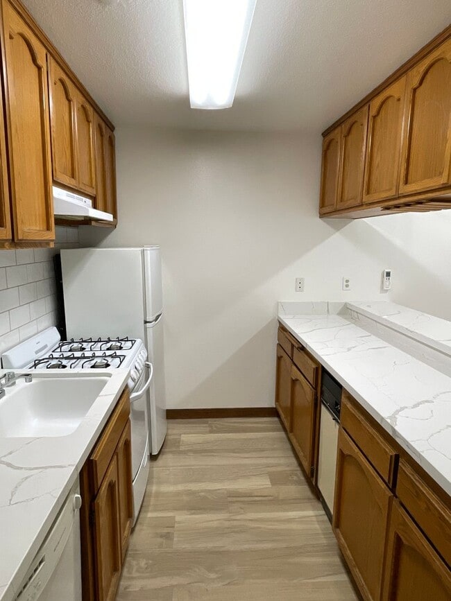 Building Photo - Los Caballeros #320