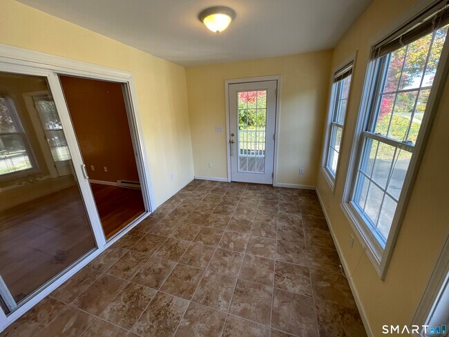 Building Photo - 85 Brentwood Dr