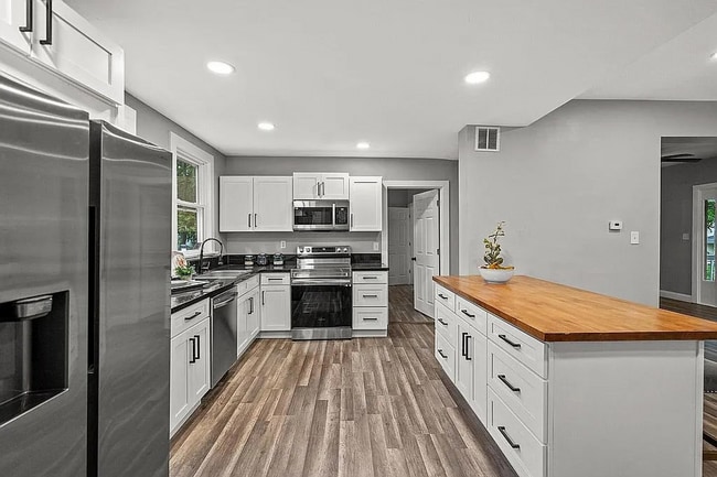 Building Photo - Gorgeous 4 or 5 bed 3.5 Bath in Madisonville!!