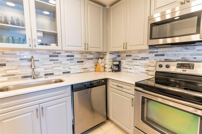 Building Photo - 401 Golden Isles Dr