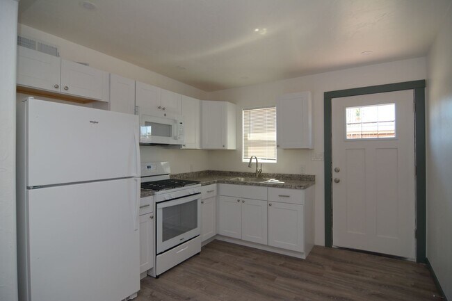 Building Photo - Remodeled 2 Bedroom 1 Bath Duplex! Great Central Tucson Location!
