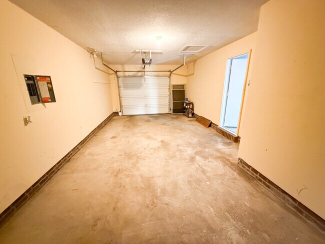 Building Photo - 946 Rim Rd
