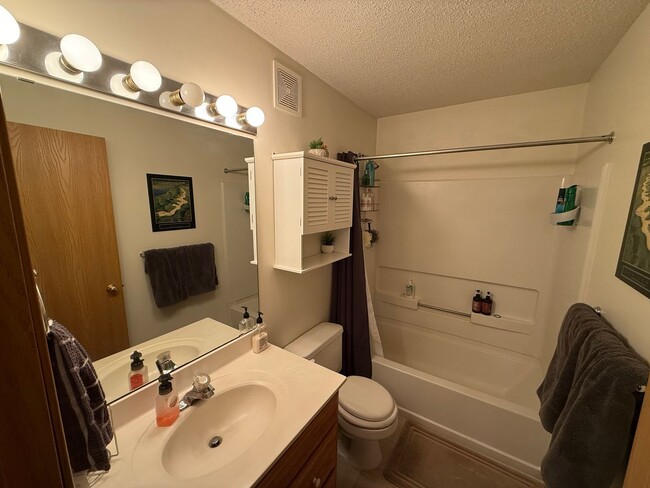 Building Photo - 2 Bed Apple Valley Townhome available 4/1/26!