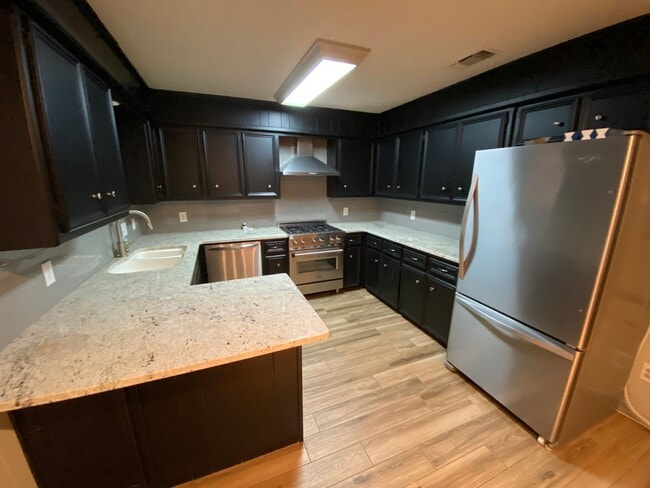 Building Photo - Beautiful Updated 3/2/2 in The Meadows
