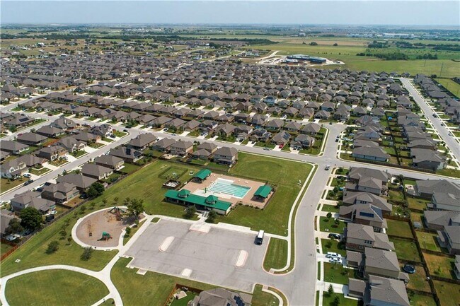 Building Photo - 8048 Bassano Dr