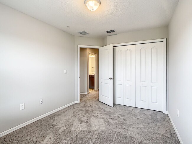 Building Photo - Stylish 3-Bedroom Townhome in Gated Sanfor...