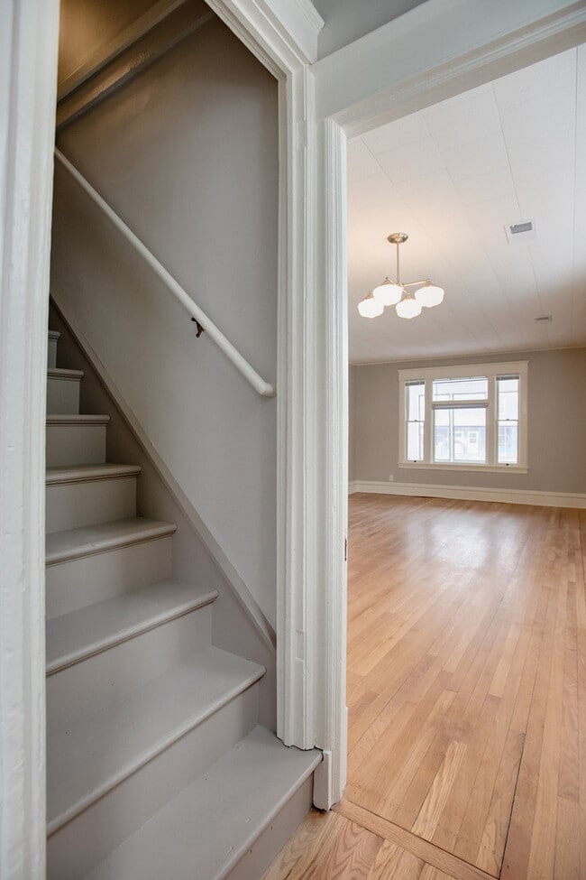 Building Photo - 4BD 2BA House. Refurbished, large house, great location available JUNE 1ST.