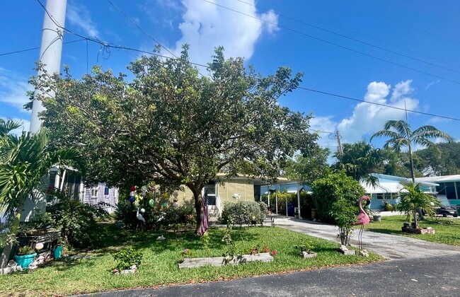 Building Photo - 710 N Silver Cir
