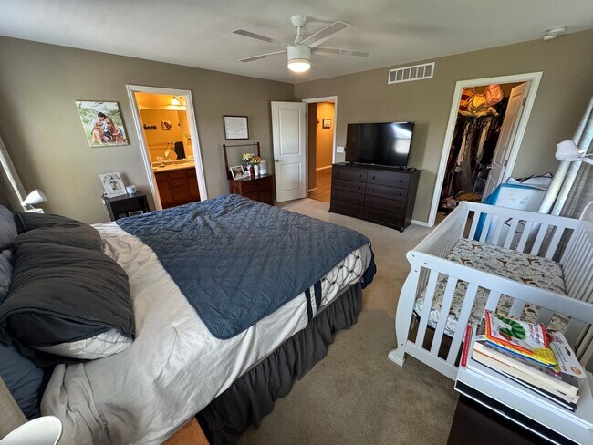 Building Photo - Modern & Light-Filled Home in Central Park – Prime Location