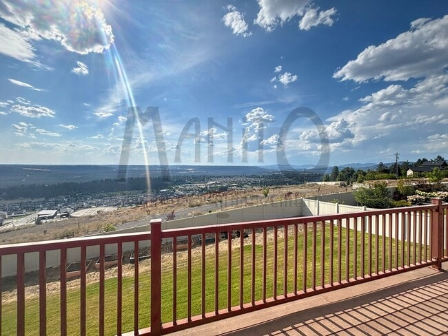 Building Photo - Spacious Home With Stunning Sunset Views