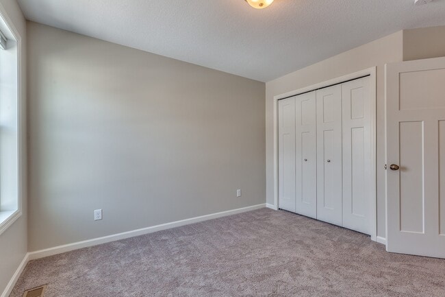 Building Photo - END UNIT townhome available July 01 $1825.00