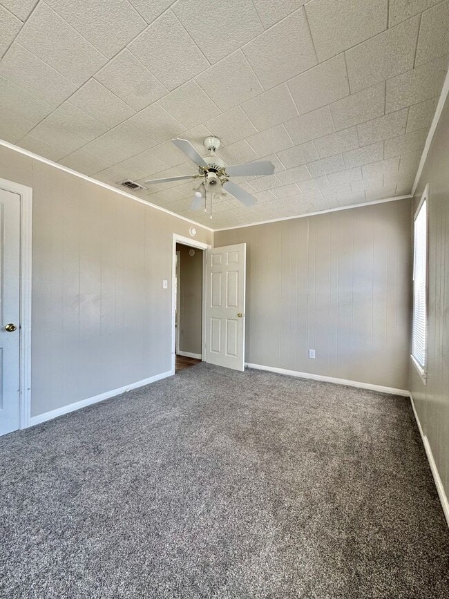 Building Photo - COMING APRIL 2026!! 2 Bedroom/1 Bathroom!!