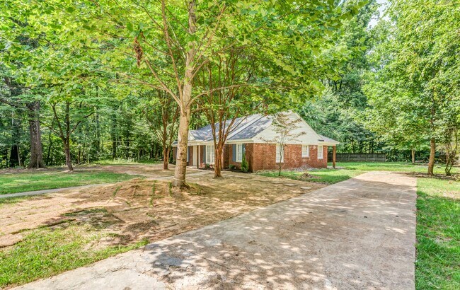 Building Photo - 4036 N Lake Forest Dr