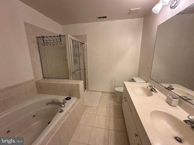 Building Photo - 28405 Pinehurst Cir