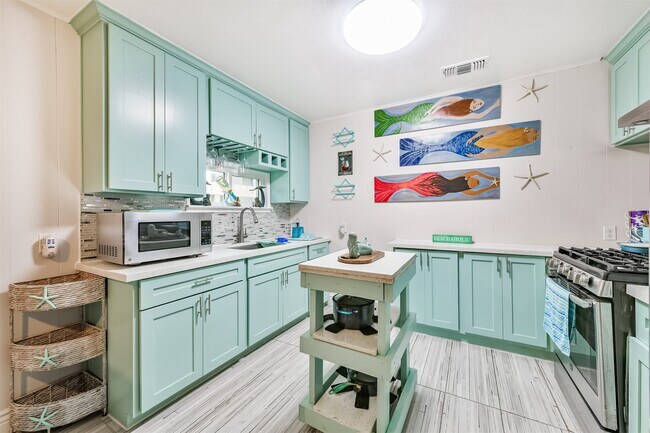 Building Photo - 728 7th St